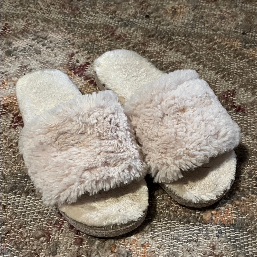 Minnetonka Cream Fuzzy Slippers